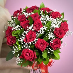 Buchet 17 Trandafiri Rosii si Gypsophila