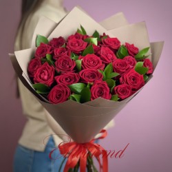 Buchet din 25 Trandafiri Rosii si Decor