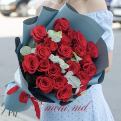 Buchet 21 Trandafiri Rosii si Eucalipt