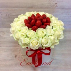 Cutie cu Trandafiri Albi si Capsuni