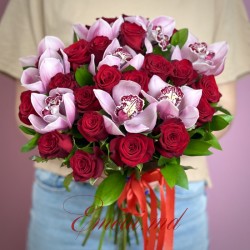 Buchet cu 20 Trandafiri si 9 Orhidei