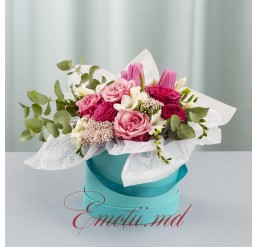 Cutie cu Trandafiri si Flori de Primavara